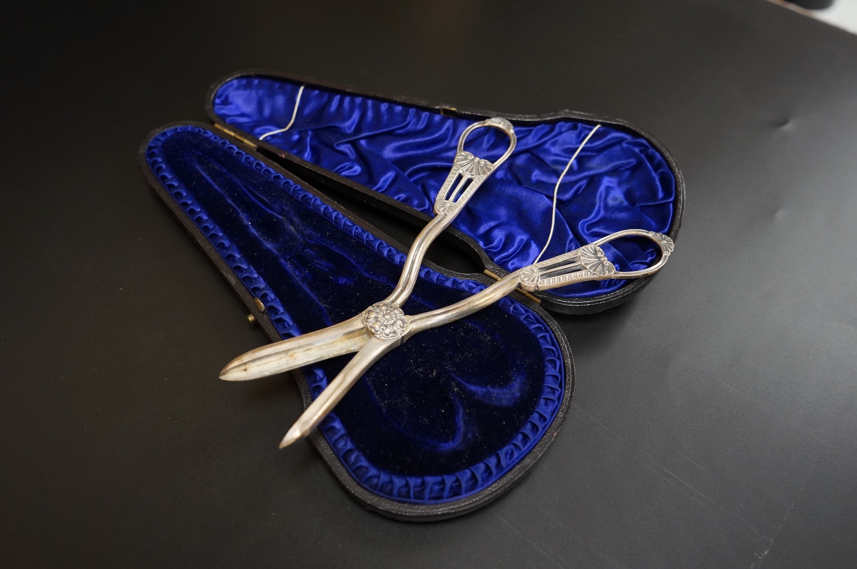 A cased pair of late Victorian silver grape scissors, by Henry Harrison, Sheffield, 1890, 17.9cm.